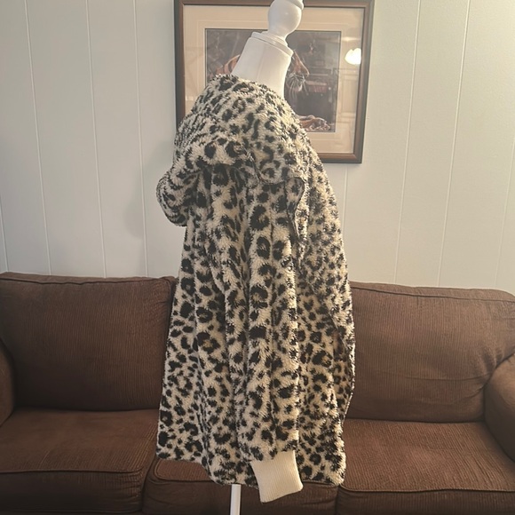 Hem & Thread Black and White Teddy Jacket - Picture 4 of 6